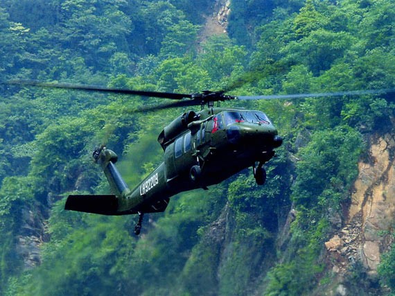 Máy bay trực thăng Black Hawk Trung Quốc nhập của Mỹ, bay ở hẻm núi